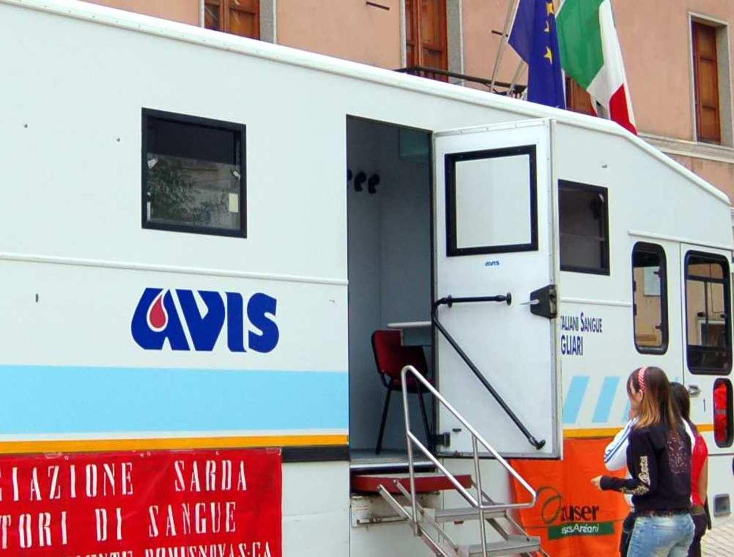 Una giornata di raccolta sangue in piazza Santa Maria a Oliena