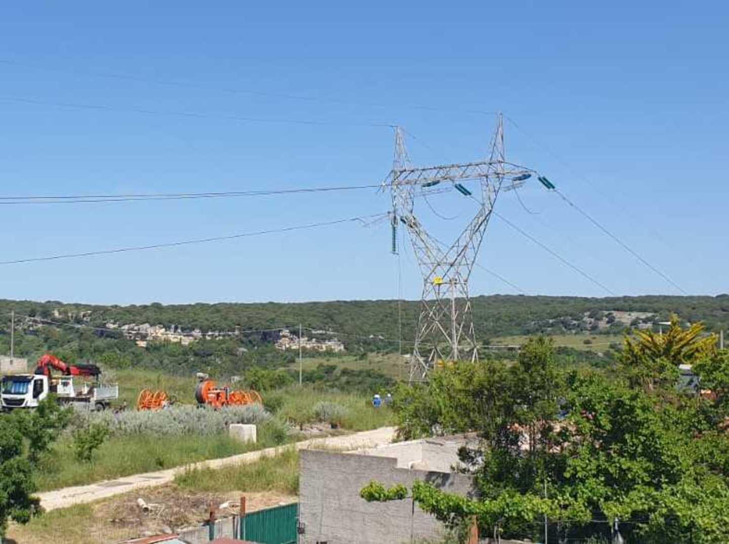 Precipita da un traliccio grave operaio di 40 anni 