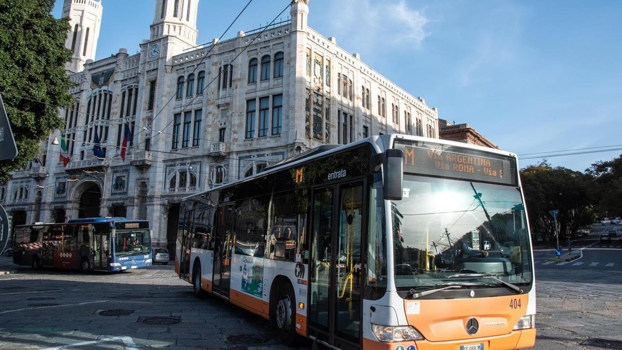 Pochi bus in circolazione nelle fermate regna il caos