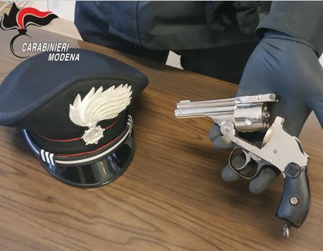 Lapistola a tamburo sequestrata nella casa degli spacciatori