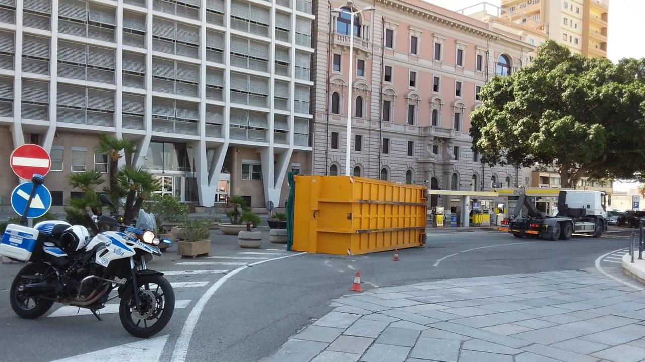 Camion perde il cassone: tragedia sfiorata in pieno centro a Cagliari