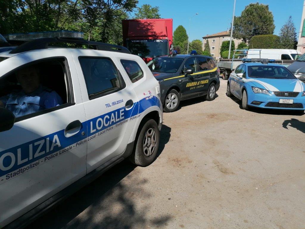 Modena, moglie e marito meccanici spacciatori: lui arrestato, lei denunciata