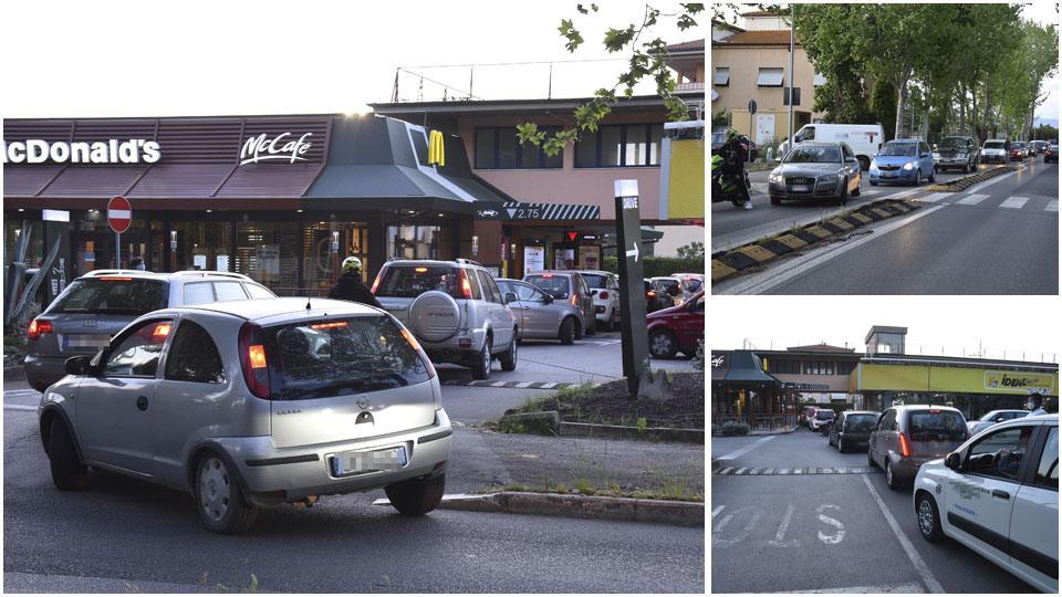 La coda all’ingresso del McDonald’s e lungo la via Senese