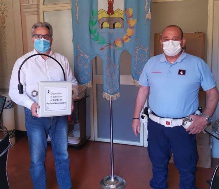 Il sindaco Di Maio mostra la nuova telecamera
