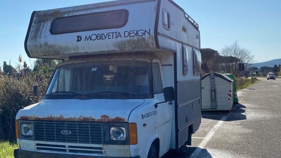 Camper lasciato sul confine, ordinanza per la rimozione