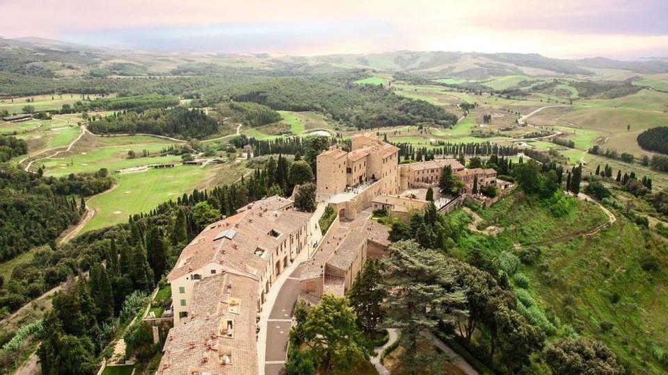 Una veduta area dello splendido borgo di Castelfalfi, un gioiello della Valdelsa nel territorio del Comune di Montaione