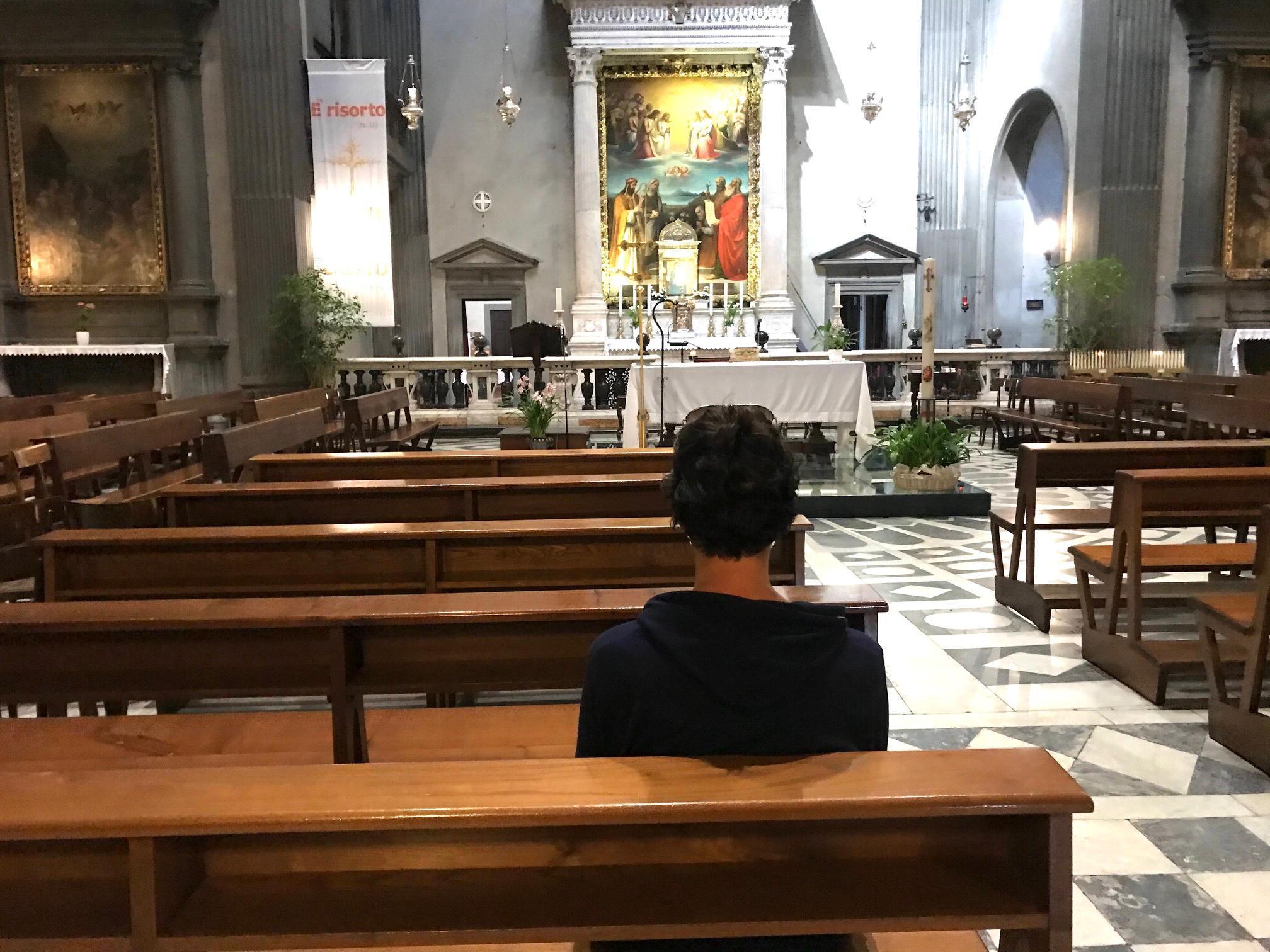Tornano le messe: ingressi e uscite separati come nei bus e salmi proiettati sui muri 