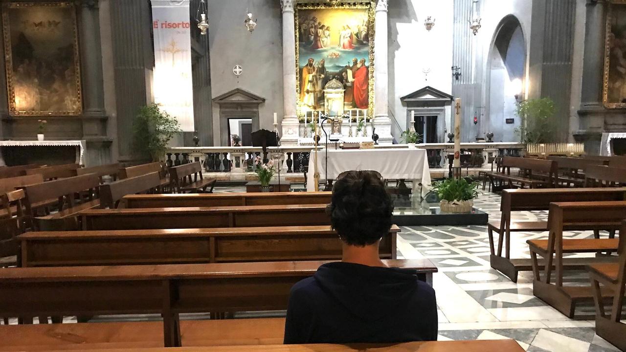 Tornano le messe: ingressi e uscite separati come nei bus e salmi proiettati sui muri