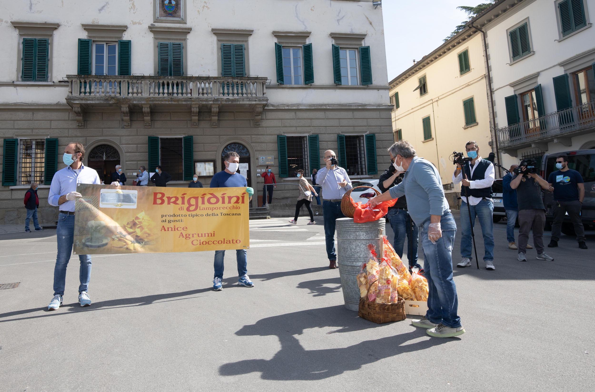 La protesta dei brigidinai in piazza a Lamporecchio (Foto Nucci)
