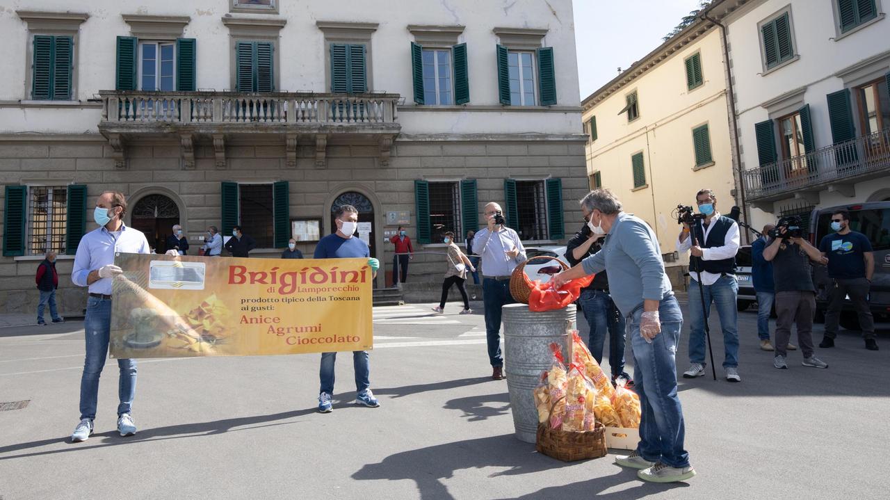 La protesta dei brigidinai in piazza a Lamporecchio (Foto Nucci)