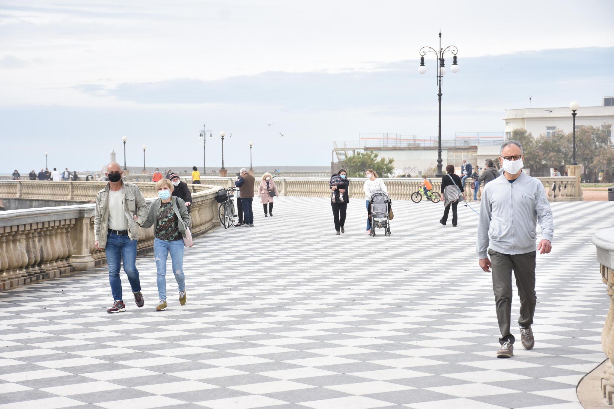 Terrazza Mascagni ai tempi del virus: distanza di sicurezza tra le persone e mascherine sul volto (Foto di Michele Silvestri)