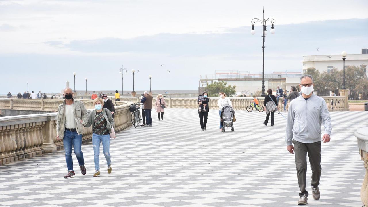 Terrazza Mascagni ai tempi del virus: distanza di sicurezza tra le persone e mascherine sul volto (Foto di Michele Silvestri)