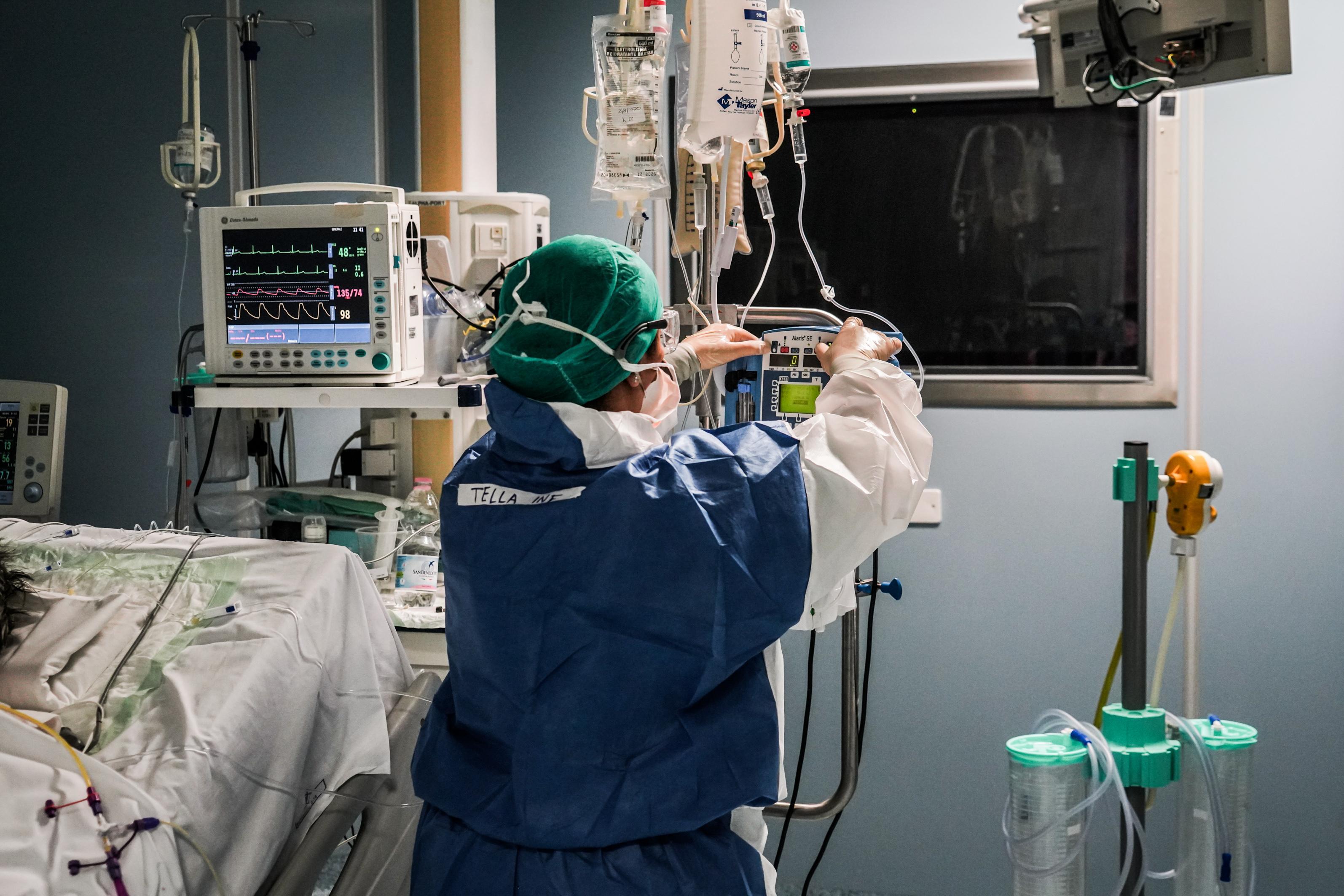 Un operatore sanitario in un reparto Covid-19 (foto archivio)