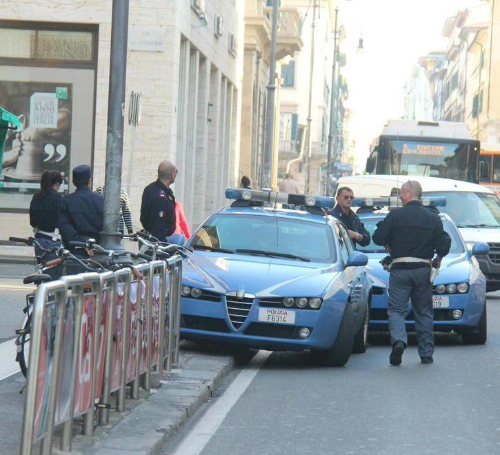 Polizia fuori dall'Unicredit di via Cairoli (foto d'archivio)