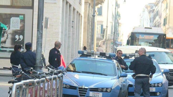 Polizia fuori dall'Unicredit di via Cairoli (foto d'archivio)