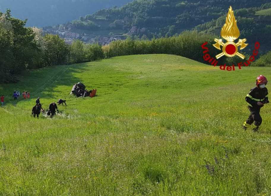 Si ribalta lungo il pendio con il trattore: è salvo 