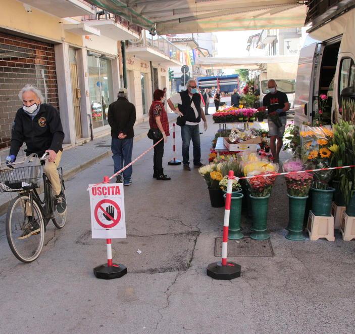 Torna il mercato ambulante Ma le distanze non ci sono 