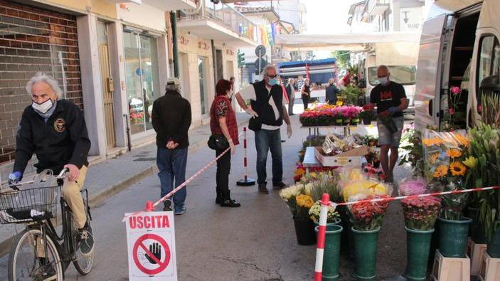 Torna il mercato ambulante Ma le distanze non ci sono