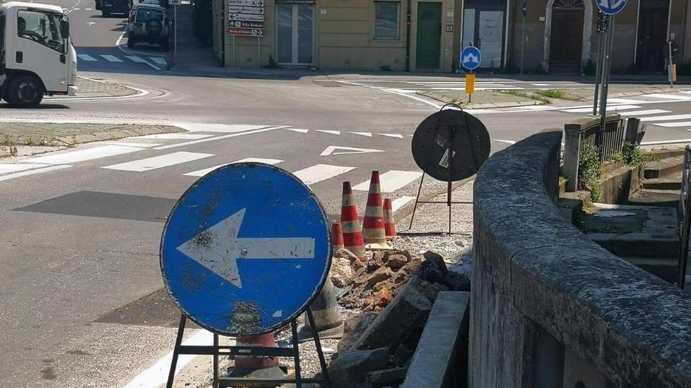 Marciapiede impraticabile e cantieri abbandonati