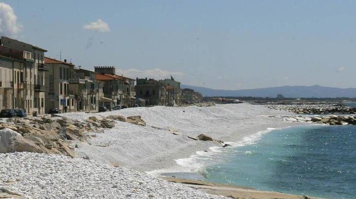 Spiagge aperte per sportivi e pescatori Niente auto per andare a passeggiare