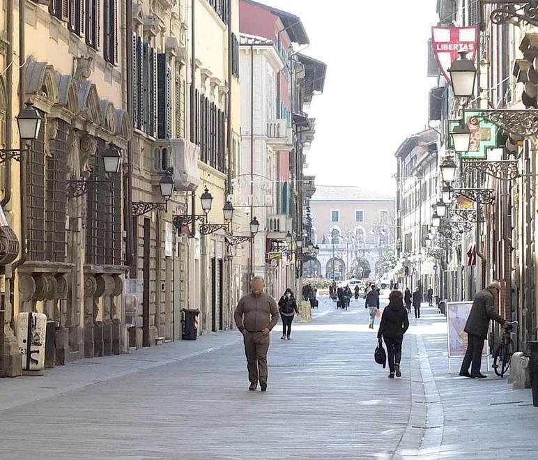 «Fermi, non potete bere qui in strada il vostro caffè» 