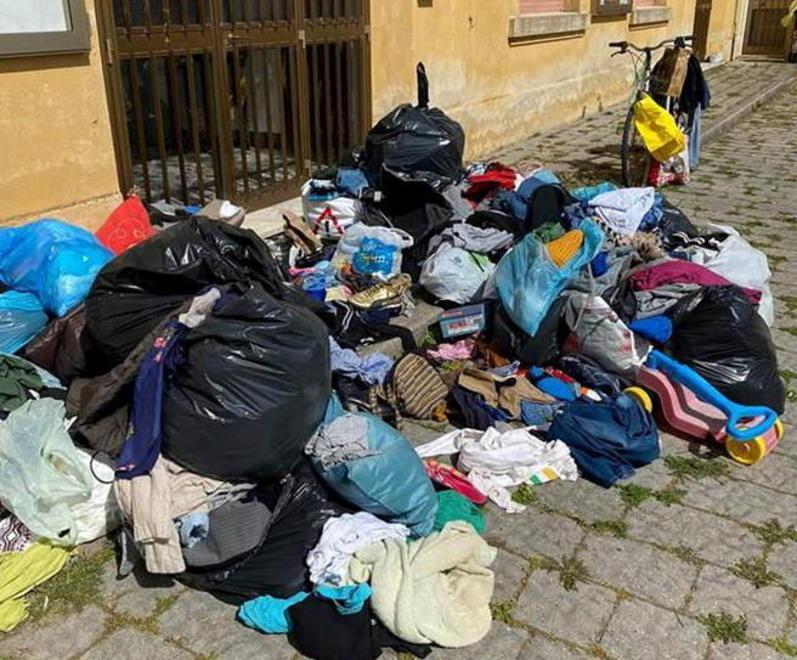 Vestiti usati abbandonati alla Caritas