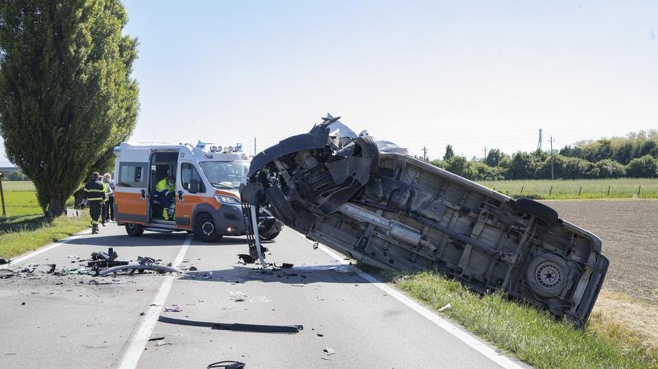 Si schianta in auto contro un furgone: donna in Rianimazione