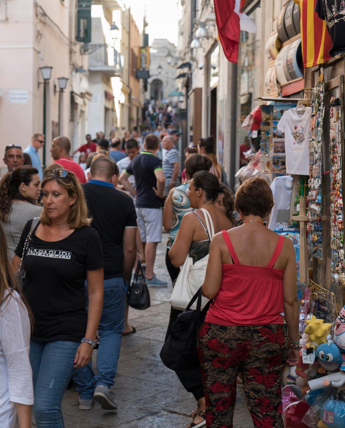 Riapertura più vicina per negozi e parrucchieri 