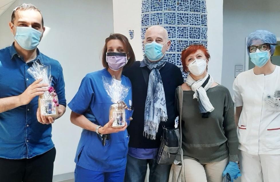 Sassuolo Marco guarito dal virus torna in ospedale per donare il suo miele 