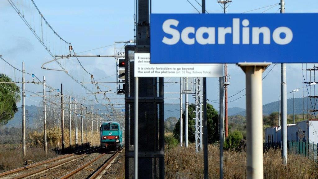 Lanciò un sasso contro un treno in corsa, denunciato