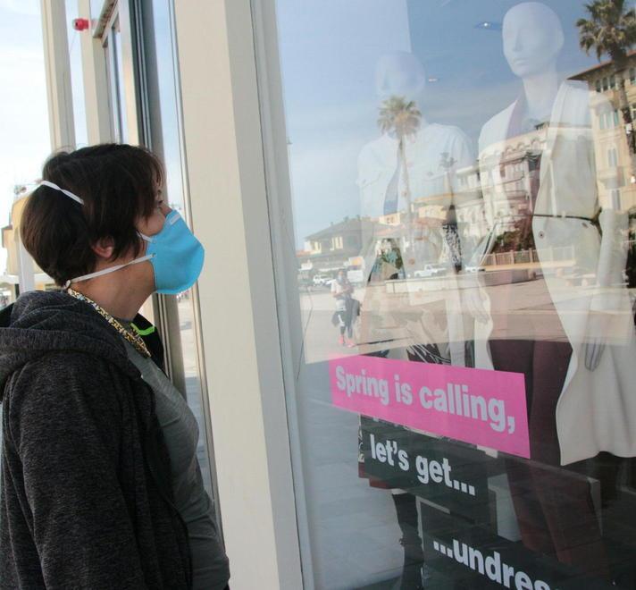 Shopping su prenotazione e abiti provati “in quarantena”: «Così riapriamo i negozi di abbigliamento» 