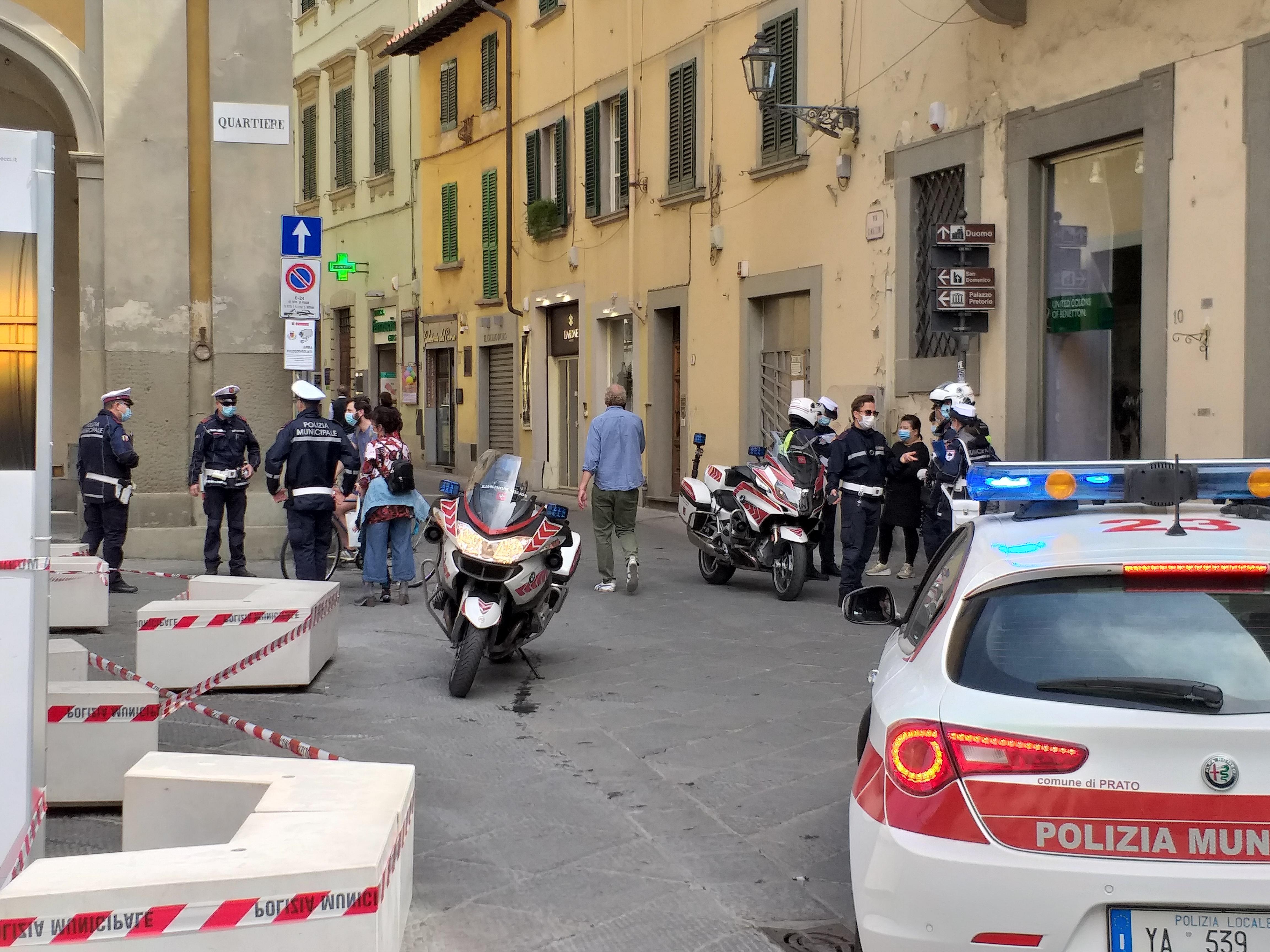 I controlli della polizia municipale in piazza del Comune