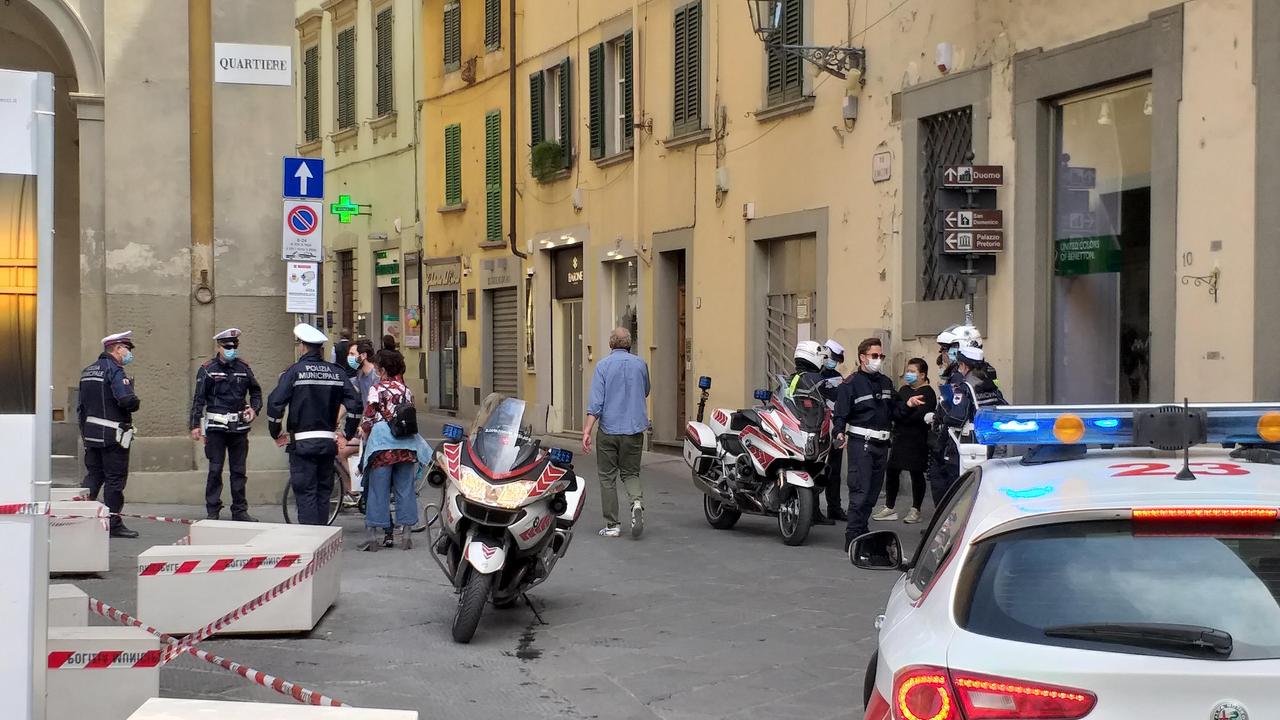 I controlli della polizia municipale in piazza del Comune