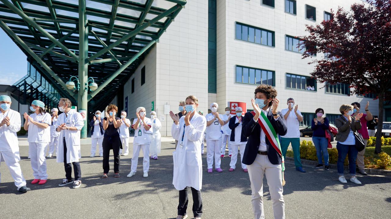 L'applauso ai sanitari dell'ospedale San Giuseppe di Empoli (foto Carlo Sestini)