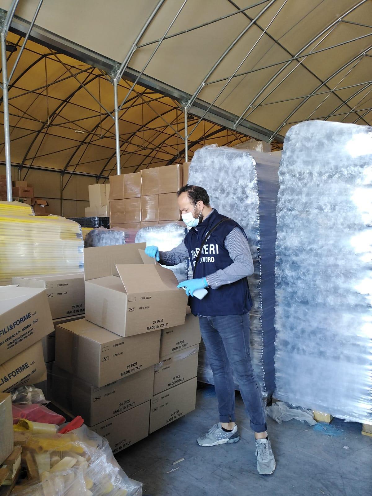 I controlli dei carabinieri nell'azienda di Larciano