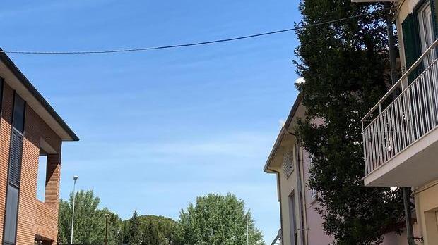 Cade da uno scaleo mentre fa le pulizie e va in coma