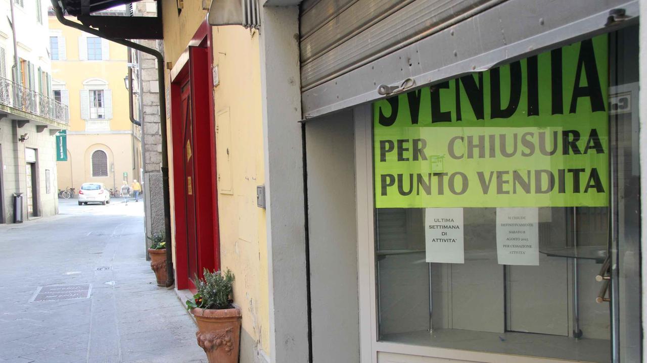 La chiusura di un negozio in centro a Prato (archivio)