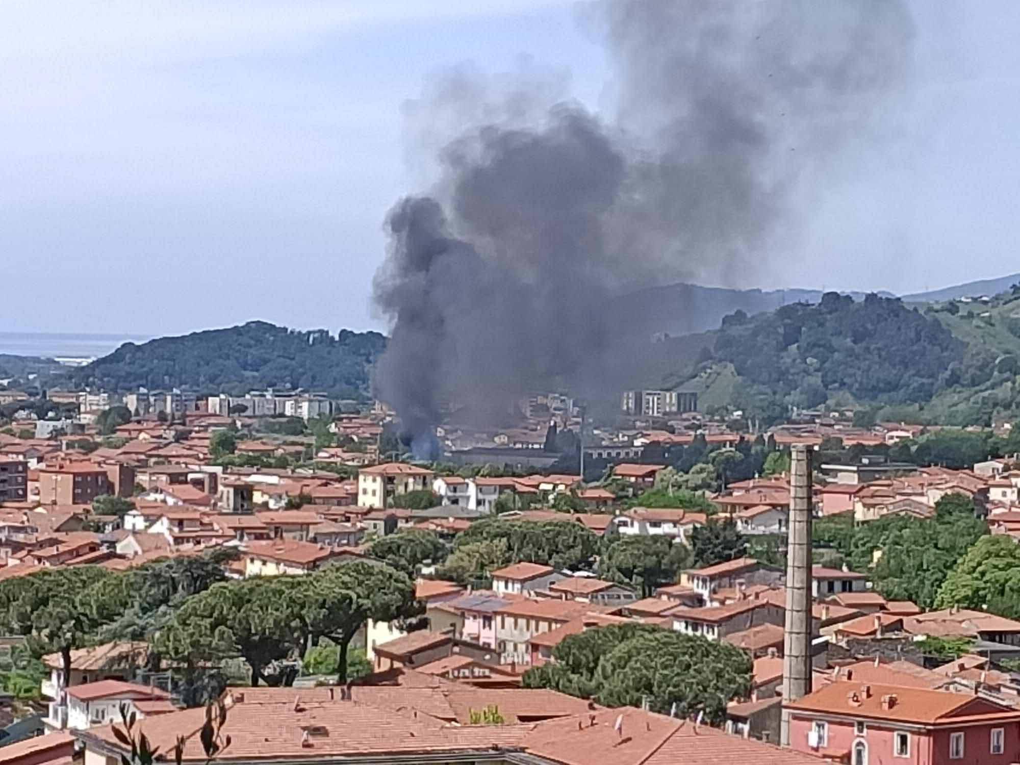 Fiamme in un magazzino edile, paura a Mirteto