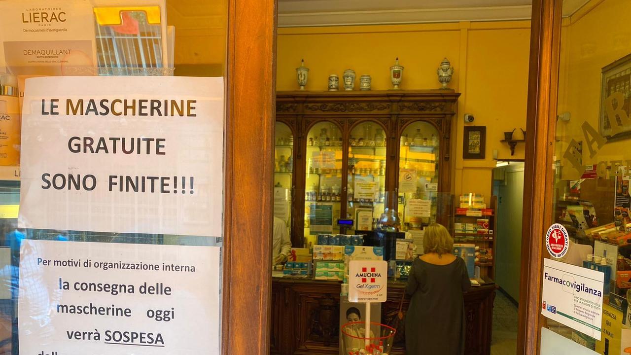 L'ingresso della Farmacia Lapucci in Corso Matteotti a Pontedera (Foto Silvi)