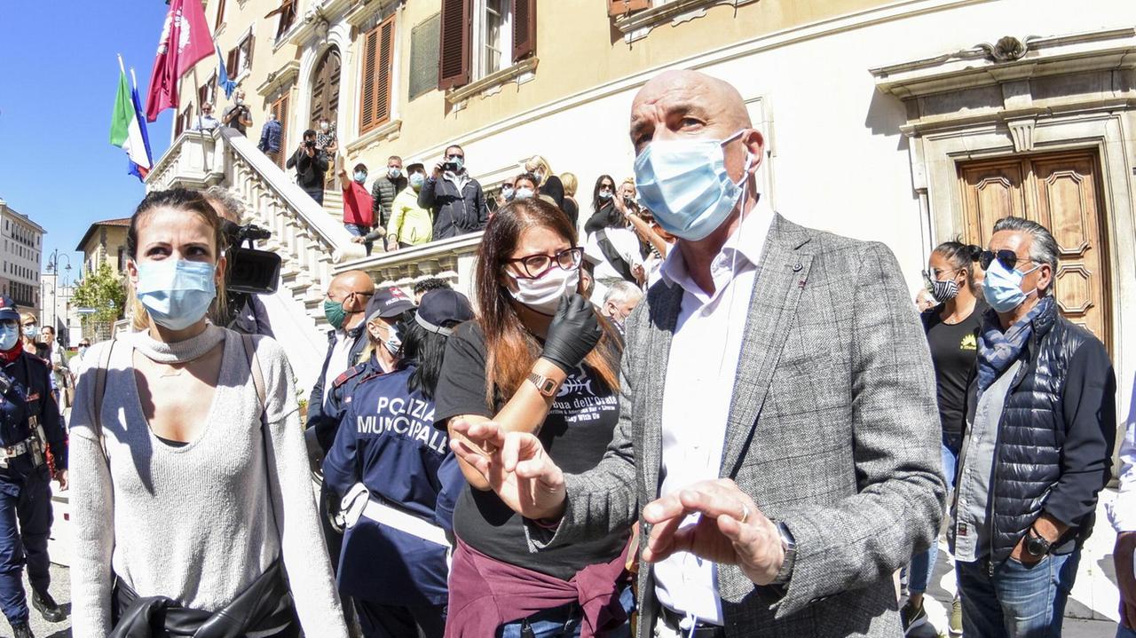 Il sindaco Salvetti davanti al Comune durante la recente protesta dei commercianti (foto Marzi)