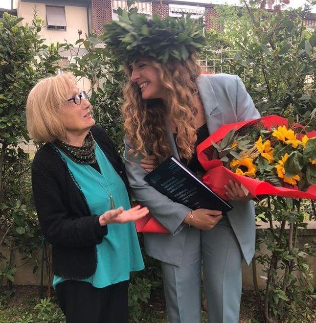Giuditta Galardi con la nonna Luana Cecchi il giorno della laurea