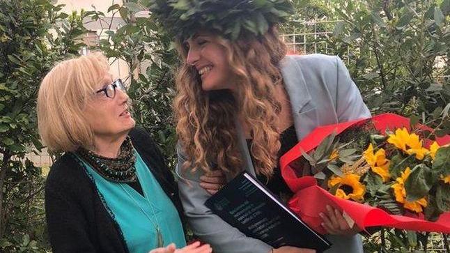 Giuditta Galardi con la nonna Luana Cecchi il giorno della laurea