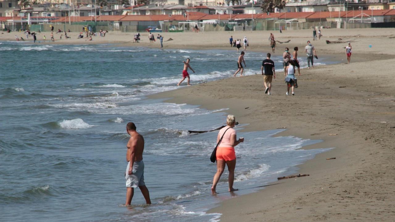 Le persone sulla spiaggia di Viareggio sabato 9 maggio