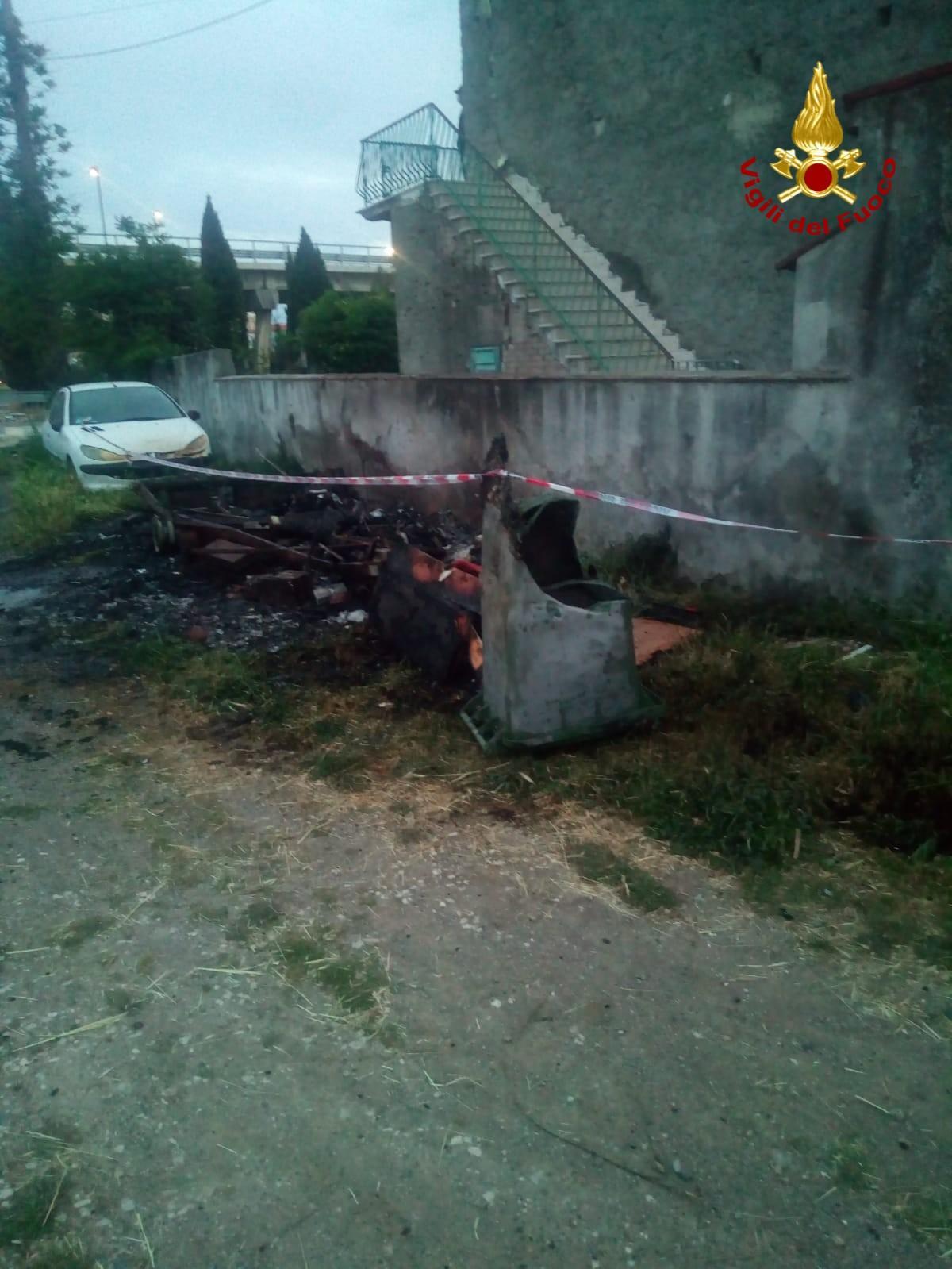 La roulotte bruciata (foto vigili del fuoco)