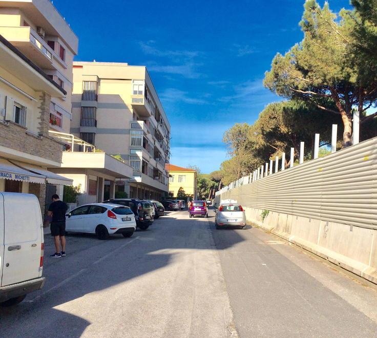 Via della Repubblica, la lamiera delimita il cantiere (Foto Falorni/Silvi)