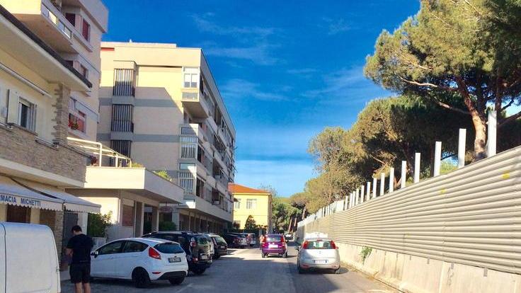 Via della Repubblica, la lamiera delimita il cantiere (Foto Falorni/Silvi)