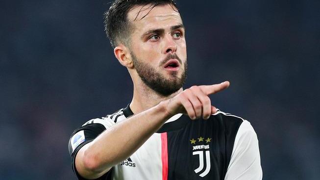 Pjanic verso il Barcellona la Juve chiede Arthur ma c’è l’ipotesi Messi