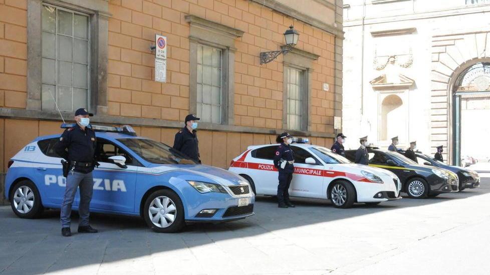 Le forze di polizia in piazza per Apicella
