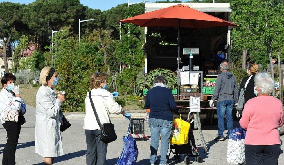Giochi vietati ai bambini Nei parchi si può andare soltanto per camminare 