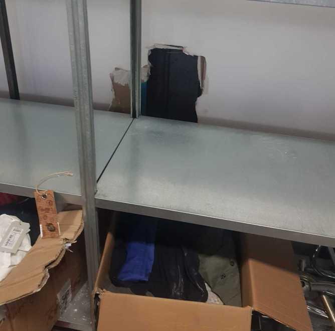 La polizia recupera 120 vestiti dopo il maxi-furto nel deposito 